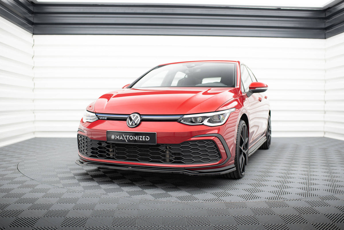 Splittersett til VW Golf 8 GTI montert på sort VW Golf 8