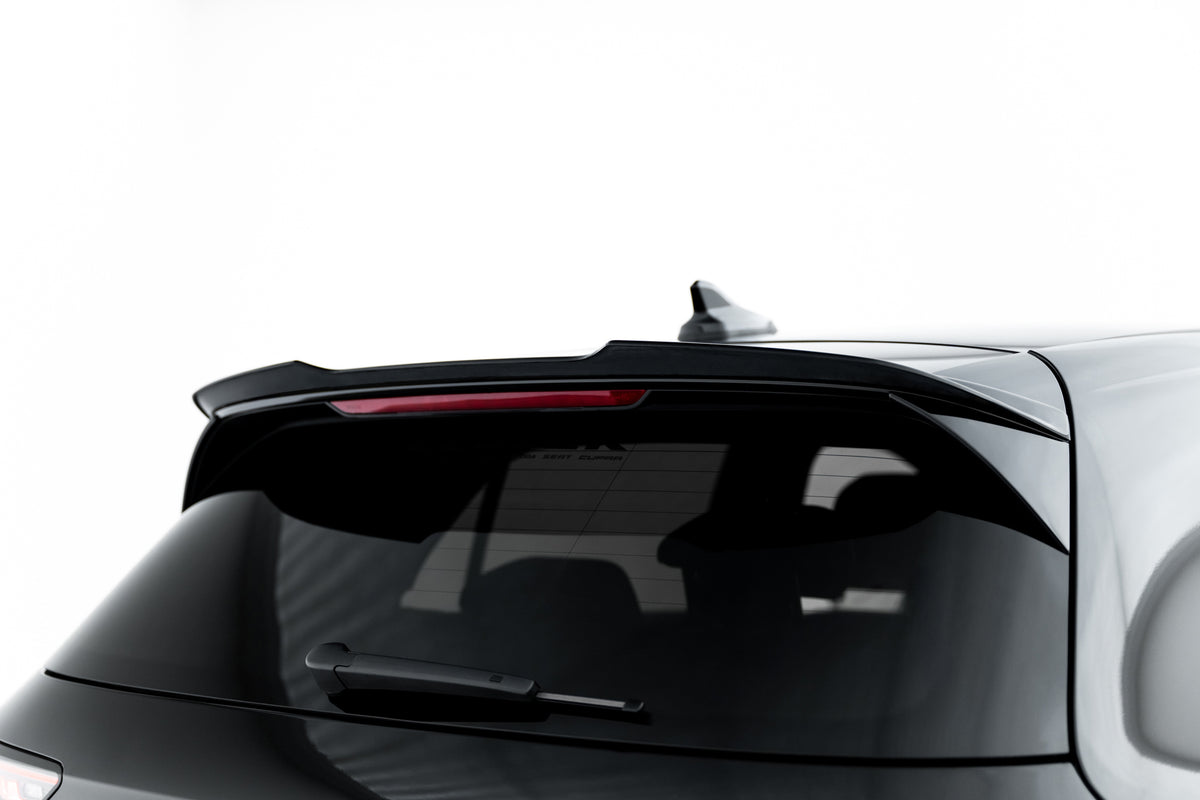 Bodykit splitter til VW Golf 8 Facelift installert på svart Golf 8 med felger