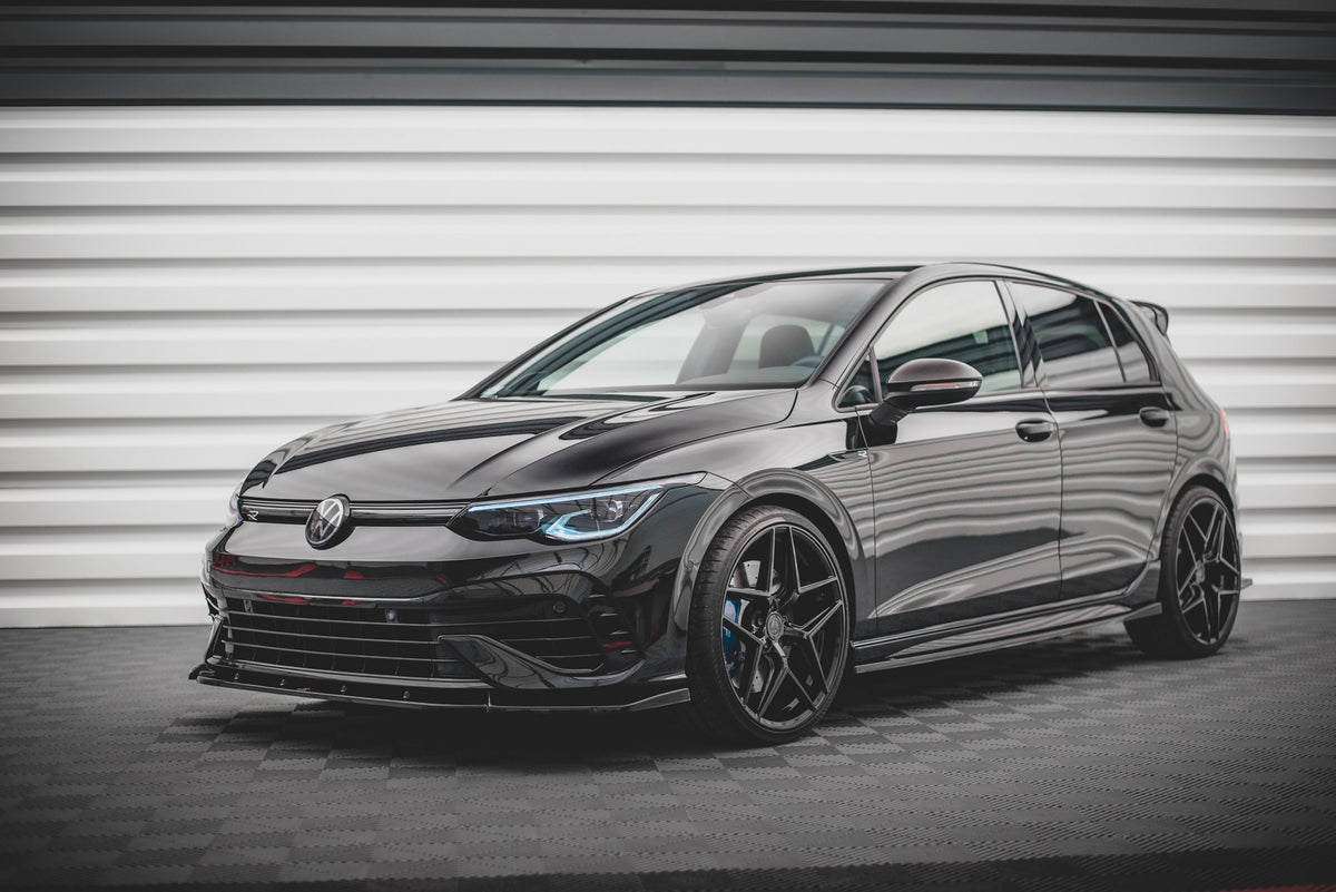 Splittersett til VW Golf 8 R montert på sort VW Golf 8