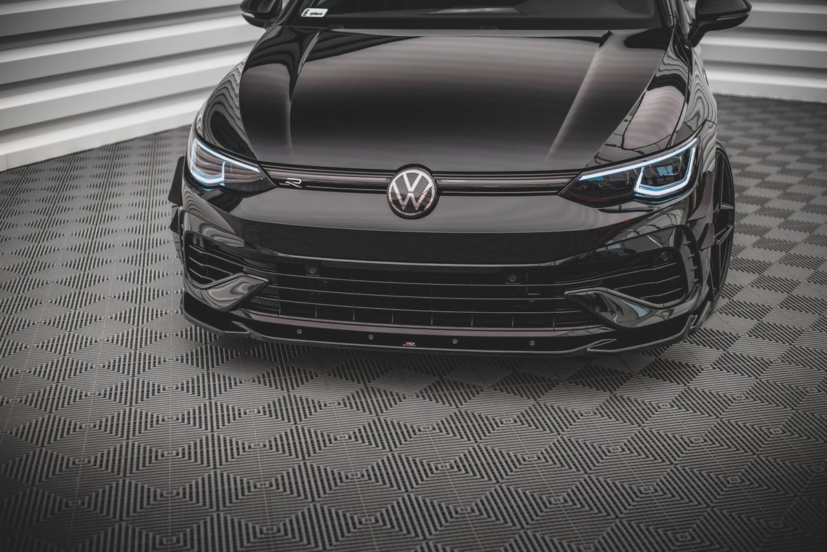 Bodykit splitter til VW Golf 8 R installert på svart Golf 8 med felger