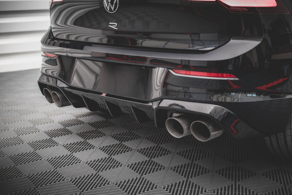 Front- og sideplitter til VW Golf 8 R – nærbilde av monteringspunkter og festemekanisme