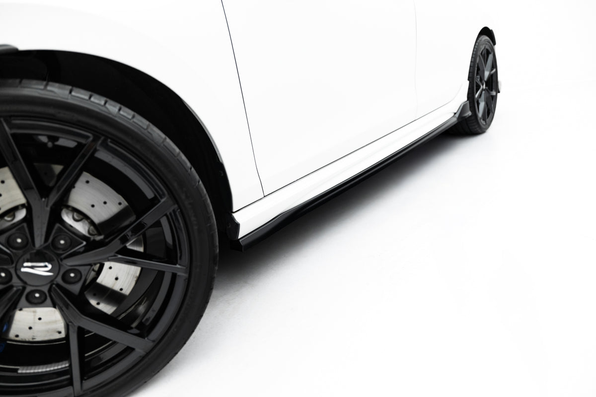 Nærbilde av splittersett i sort ABS på Golf R Variant Mk8