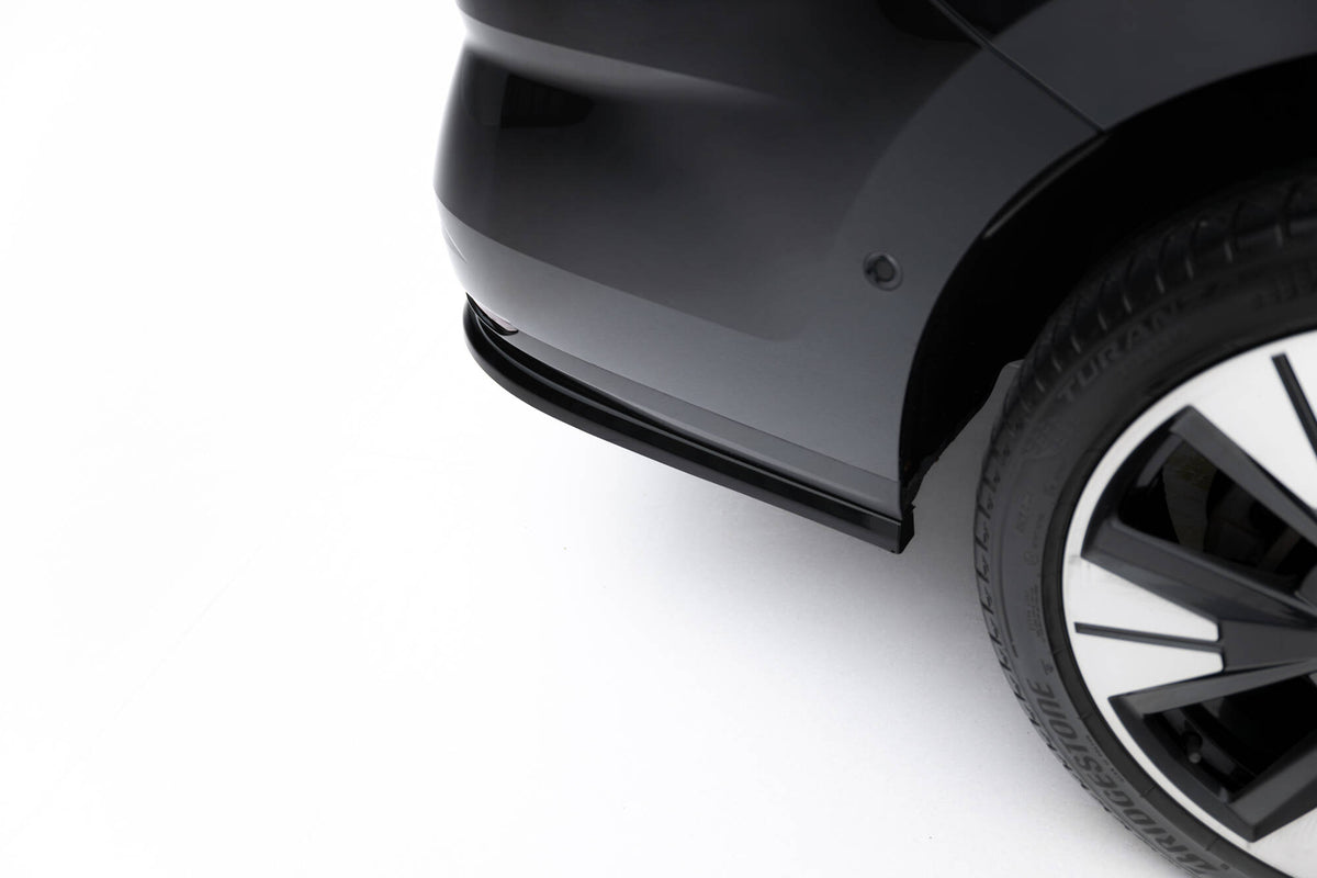 Front splitter montert på VW Multivan Long T7, skrå vinkel forfra