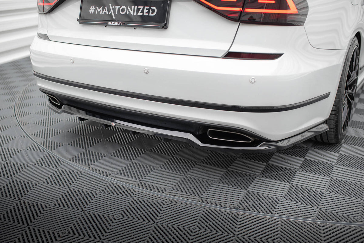 Sideskjørt diffusorer i sort ABS-plast for VW Passat GT B8, nærbilde av overflate