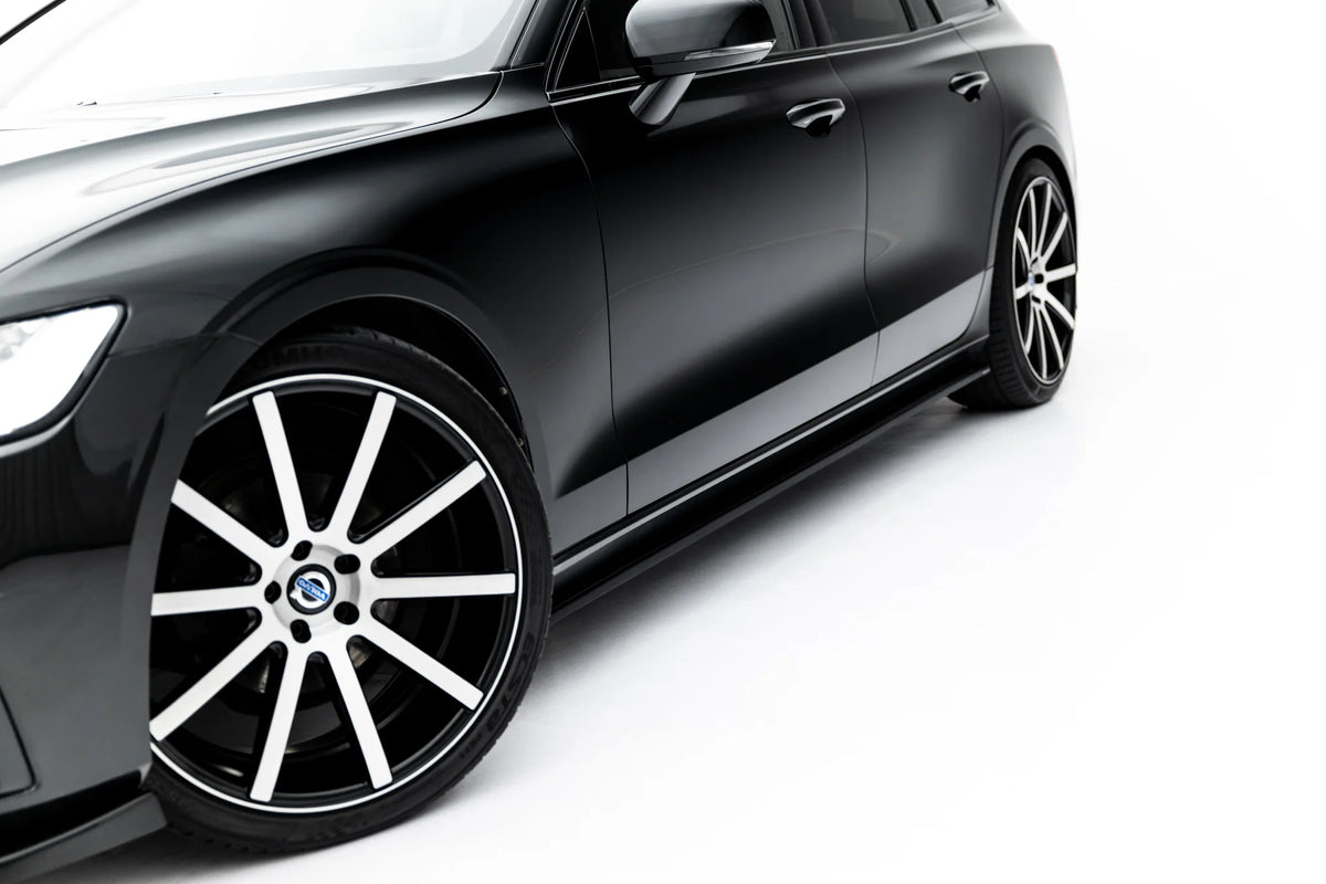 Nærbilde av blank sort ABS-finish på splittersett til Volvo V60