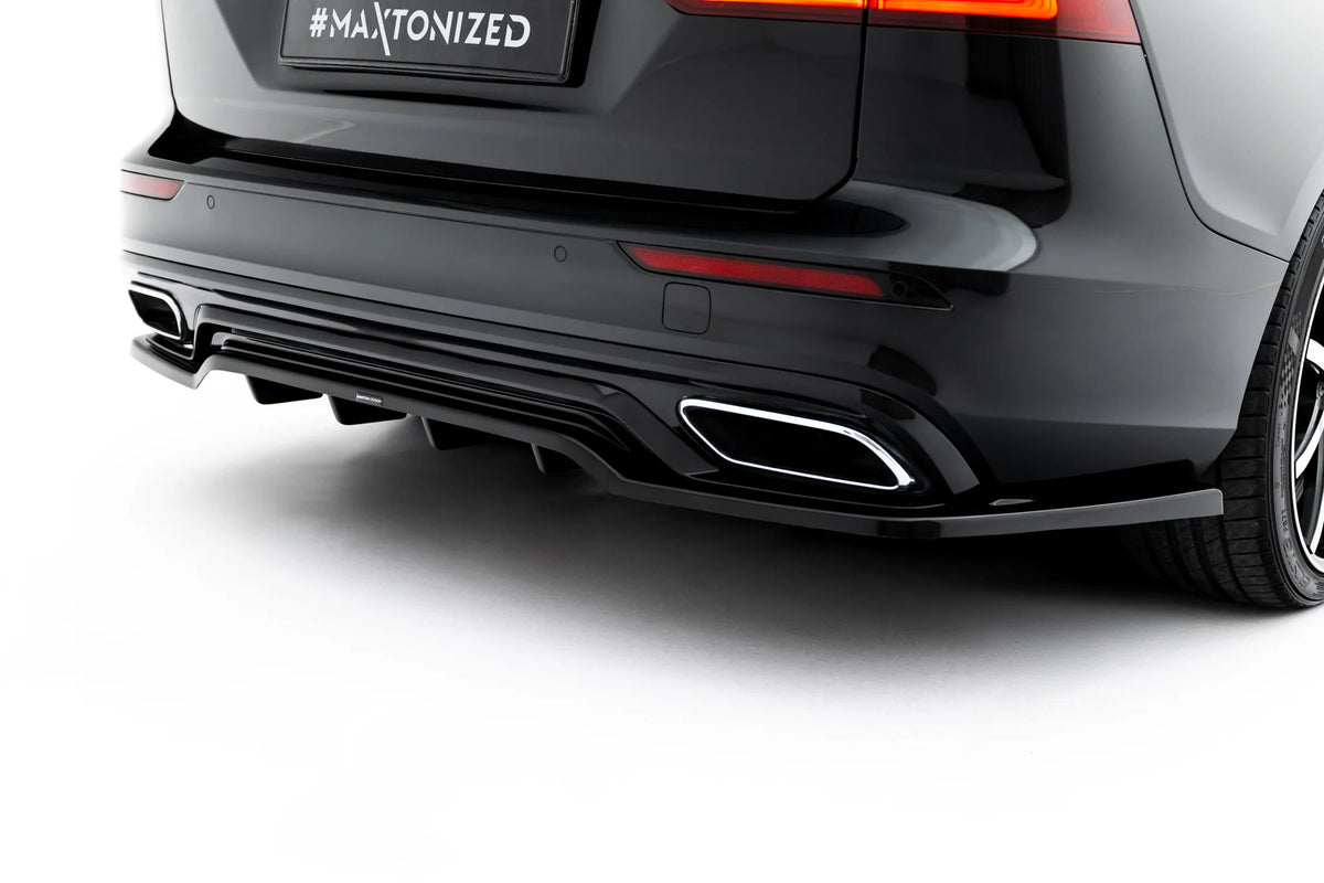 Detaljbilde av hekkpartiet med diffuser på Volvo V60 R-Design Mk3