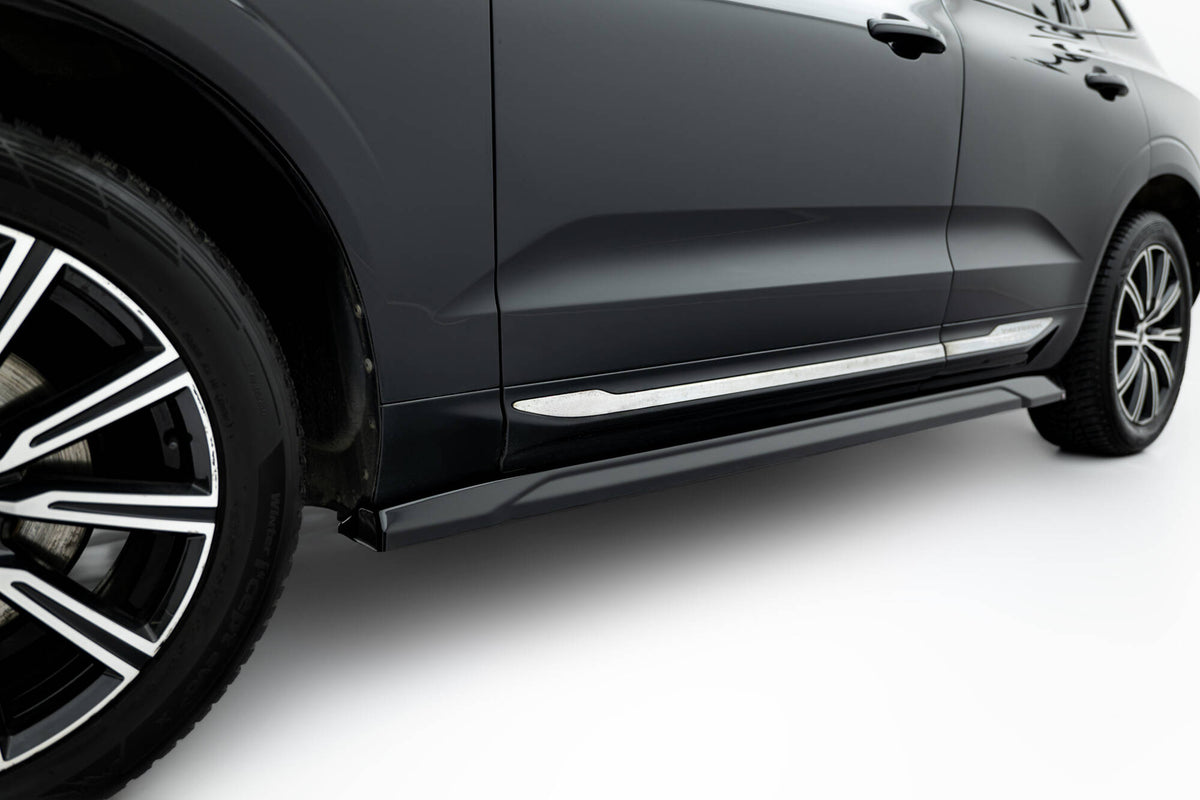 Splittersett Volvo XC60 MK2 fra Maxton Design, sett forfra i svart blank ABS-plast