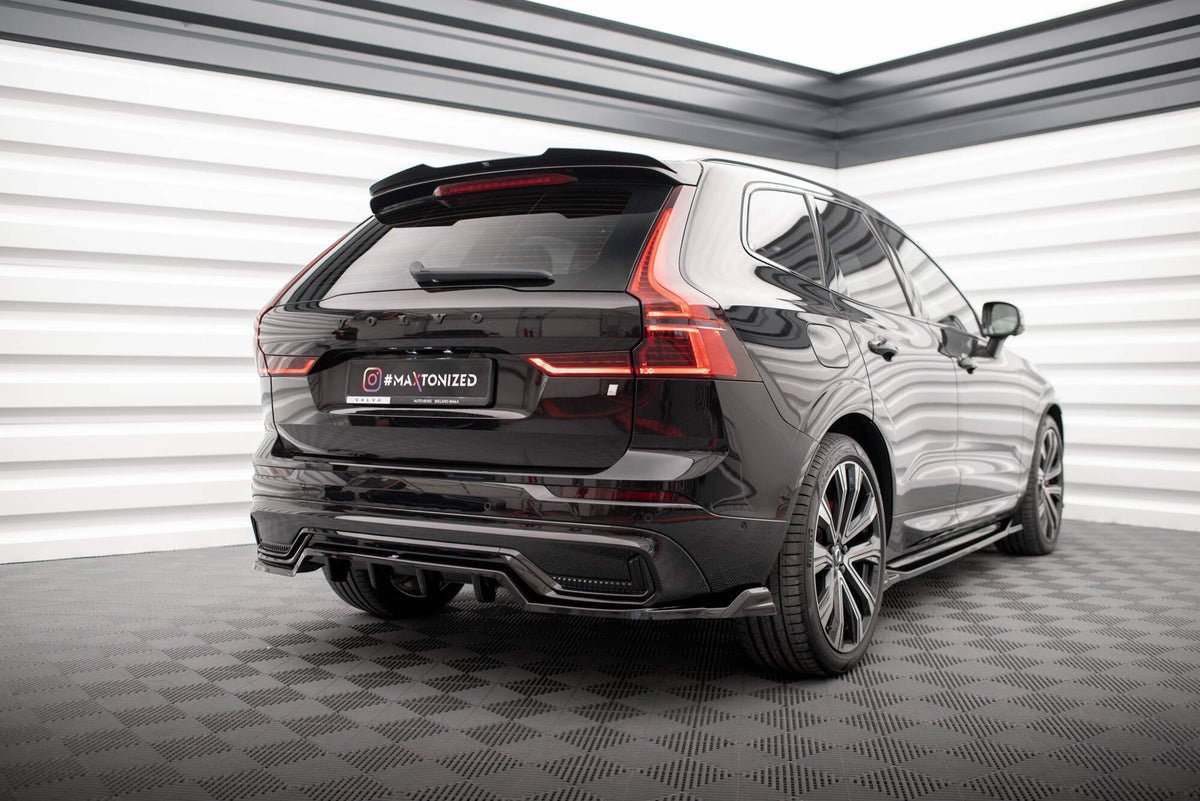 Splittersett Volvo XC60 R-Design MK2 Facelift fra Maxton Design, sett forfra i svart blank ABS-plast