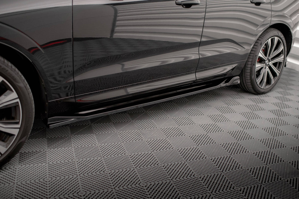 Splittersett Volvo XC60 R-Design MK2 Facelift fra Maxton Design, sett bakfra i svart blank ABS-plast