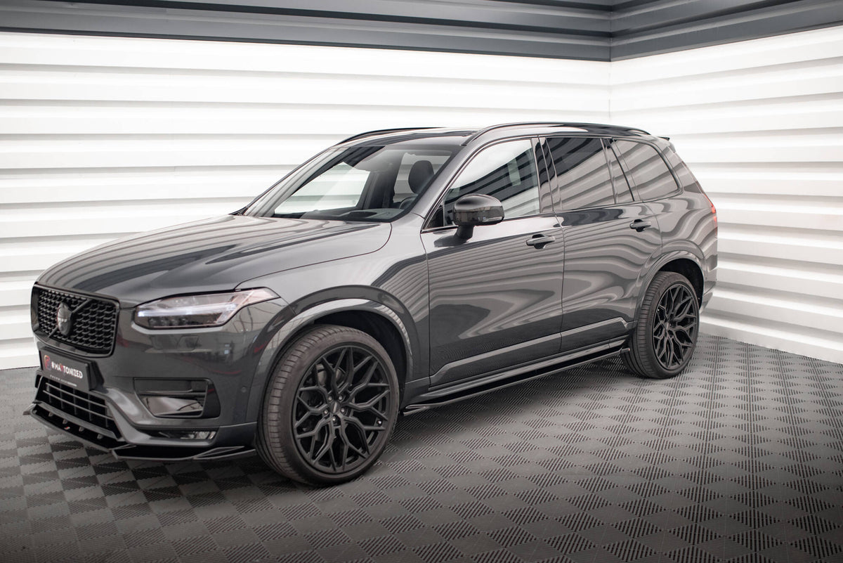 Splittersett for Volvo XC90 R-Design Facelift med alle fire deler lagt ut på rekke