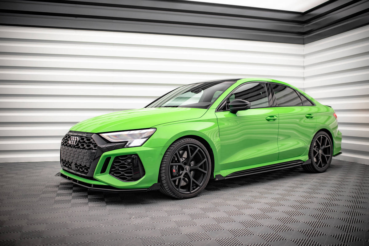 Nærbilde av sideflaps i ABS-plast tilpasset Audi RS3 8Y med presis passform langs tersklene