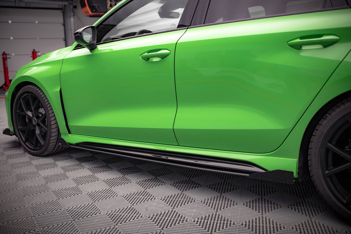 Audi RS3 Sedan 8Y med aerodynamiske sideflaps som forlenger sideskjørtene for et aggressivt uttrykk