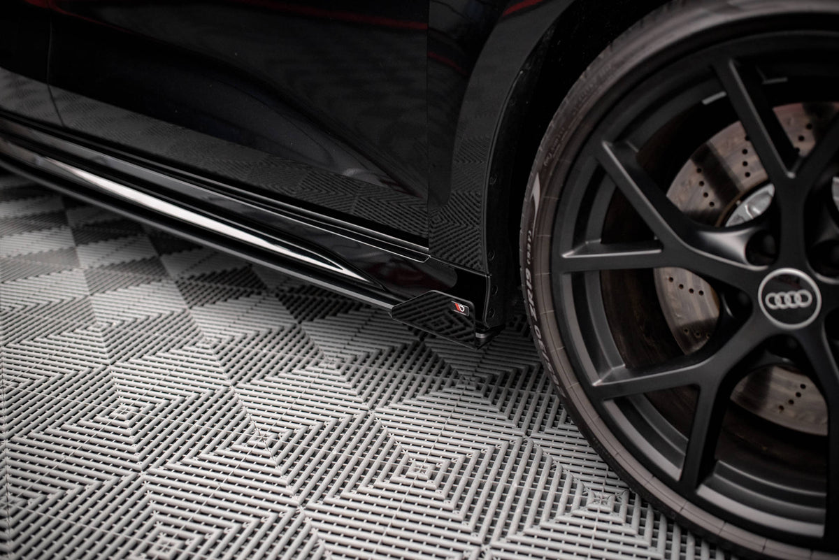 Nærbilde av sideflap på Audi RS3 Sportback 8Y som fremhever aerodynamisk design