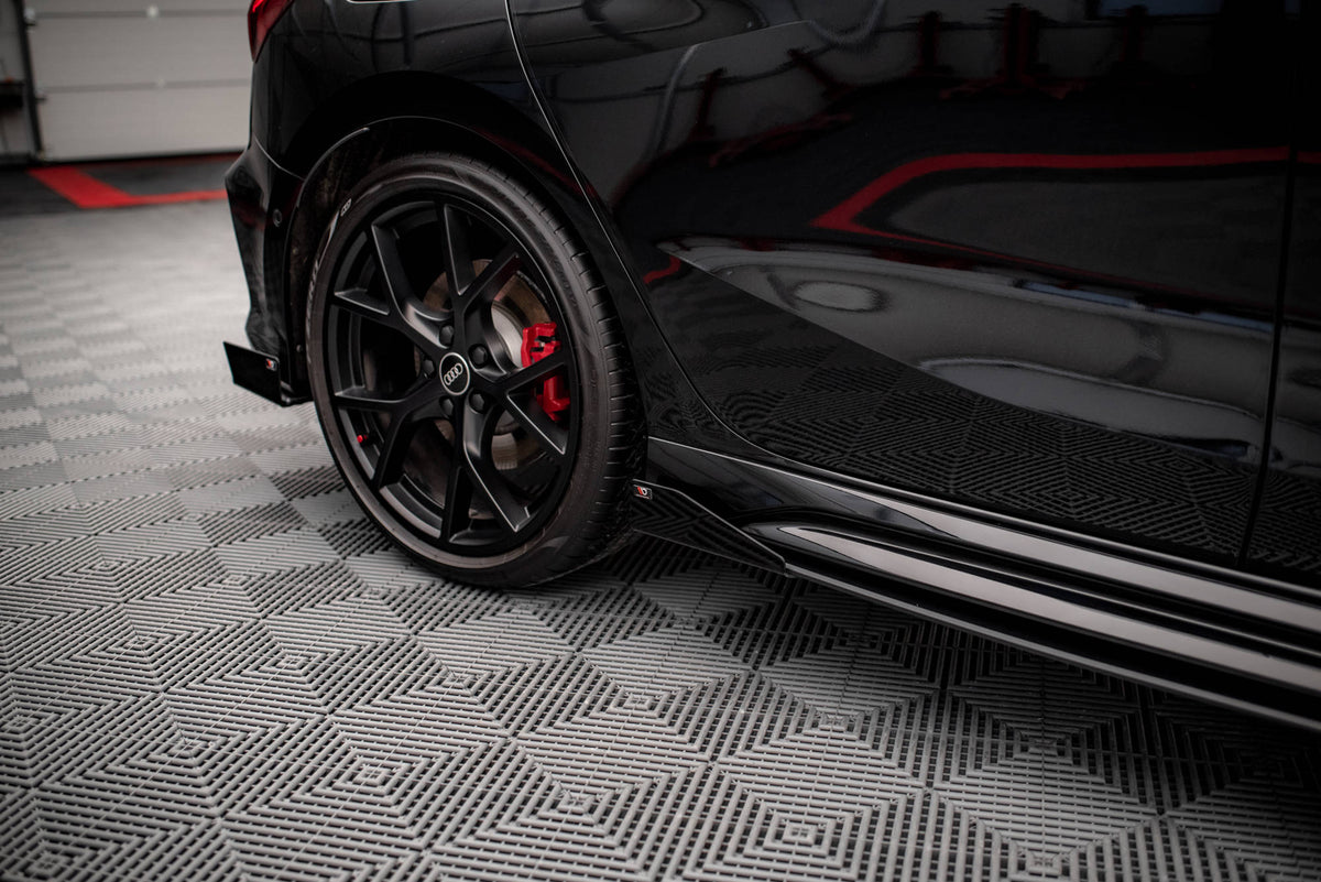 Par med sideflaps til Audi RS3 Sportback 8Y vist forfra med presis passform langs sideskjørt