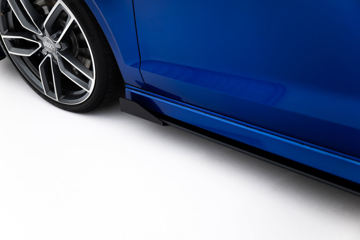 Sideflaps Street Pro til Audi S3 Sedan 8V i matt svart, sett forfra