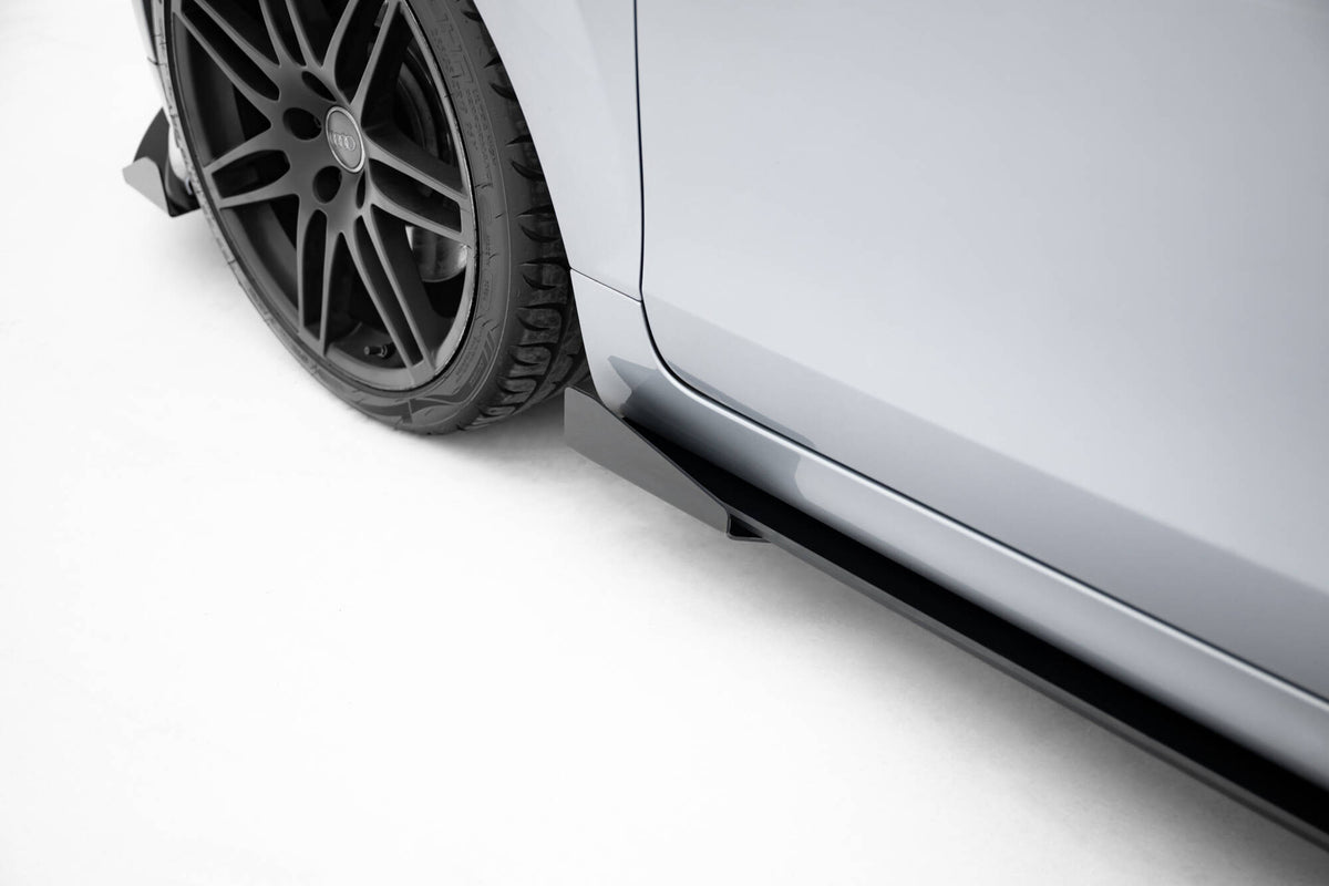 Maxton Design sideflaps montert på Audi TT S-Line 8J Facelift, skrå vinkel
