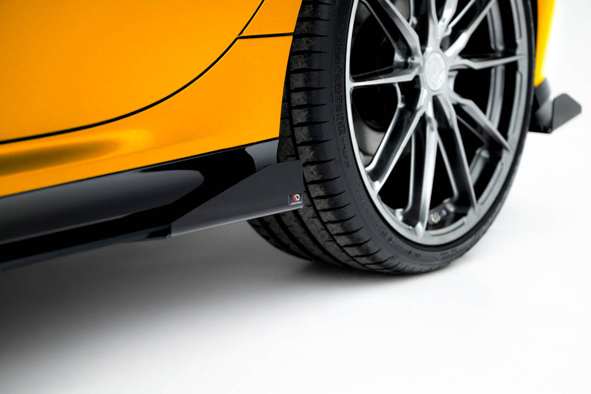 Sideflaps montert på sideskjørtet til BMW 1-serie F70 M-Pakke i sort matt finish