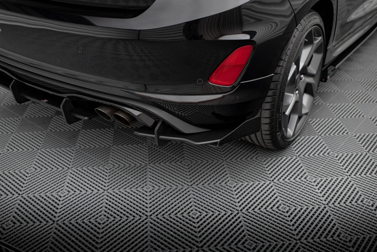 Sideflaps bak til Ford Fiesta MK8 ST i matt svart, sett forfra