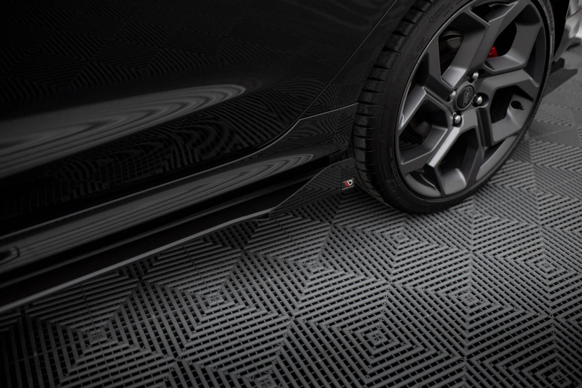 Sideflaps til Ford Fiesta MK8 ST-Line fra Maxton Design, sett i skrå vinkel forfra
