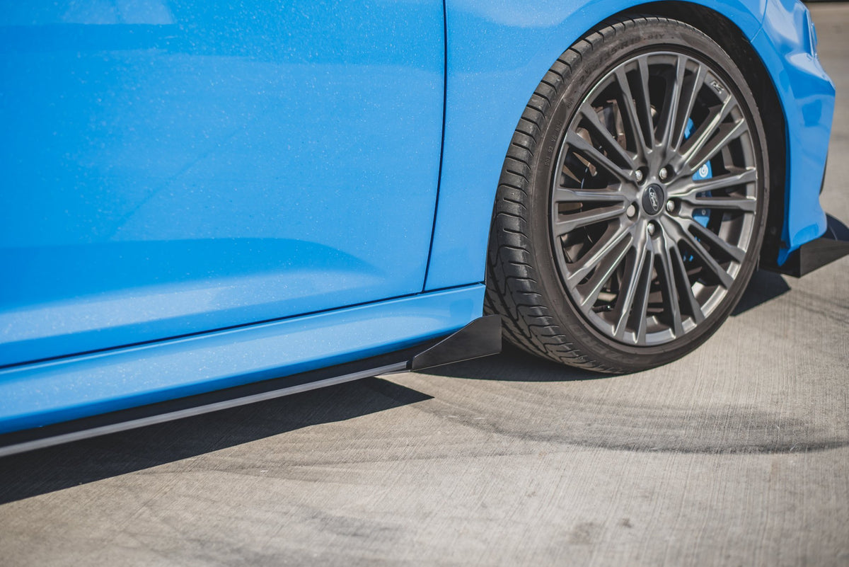 Sideflaps Street Pro til Ford Focus RS MK3 i matt svart finish sett forfra