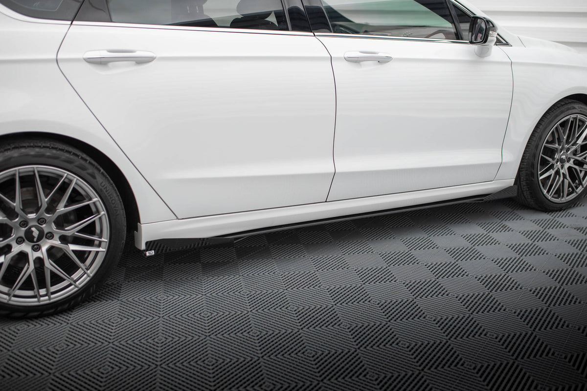 Nærbilde av CNC-frest sideflap i 10 mm ABS-plast for Ford Fusion Sport MK2 Facelift
