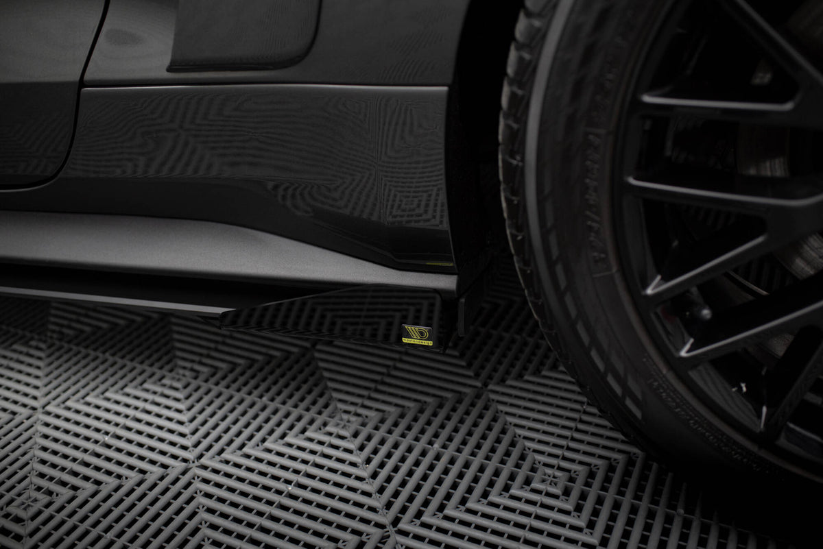 Sideflaps Street Pro til Ford Mustang GT Mk6 i matt svart, sett fra siden
