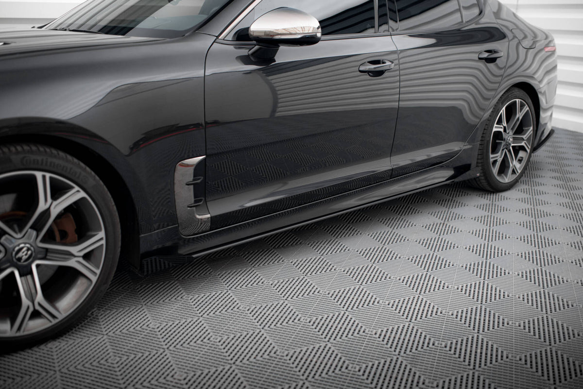 Nærbilde av sideflap i 10 mm ABS-plast til Kia Stinger GT-Line
