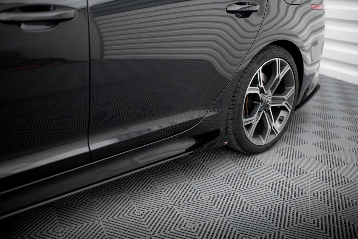 Street Pro sideflaps til Kia Stinger Mk1 i blank svart, sett i skrå vinkel