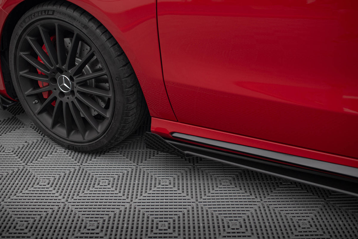 Sideflap-detalj med matt svart overflate og kantfinish til A 45 AMG W176 Facelift