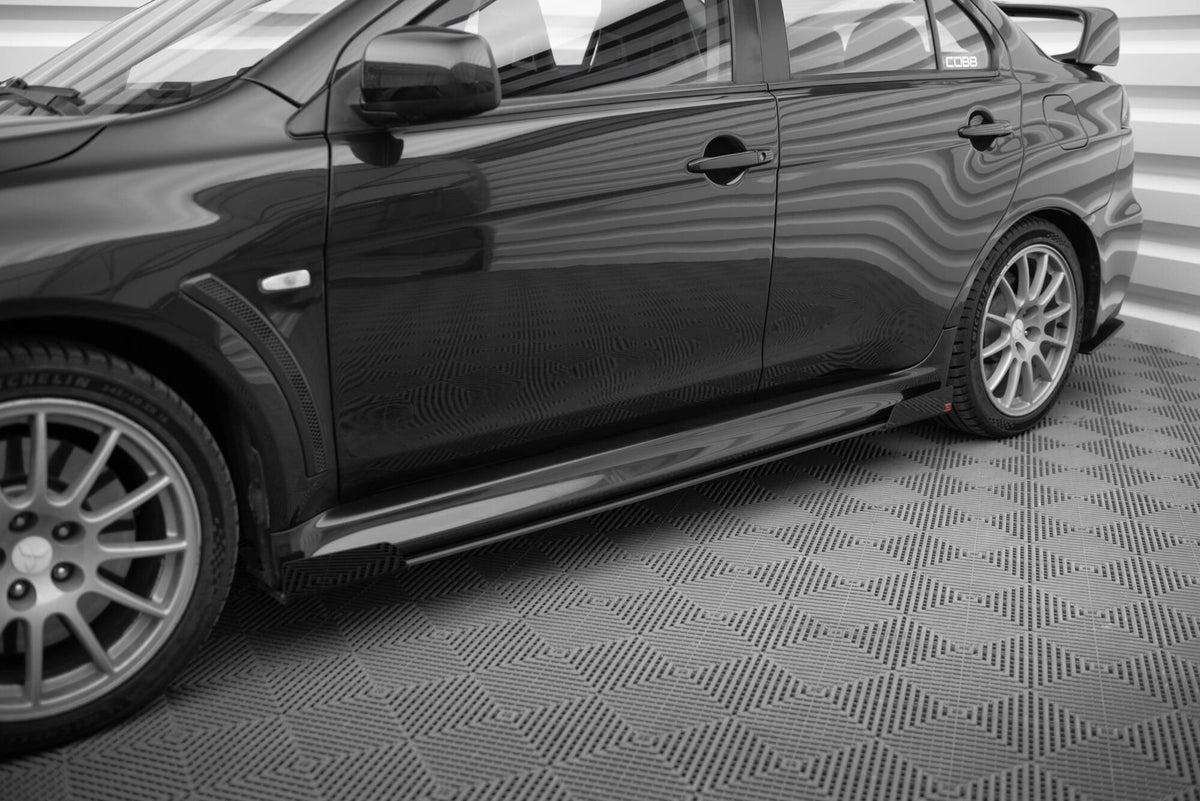 Street Pro sideflaps montert på Mitsubishi Lancer Evo X fra skrå vinkel