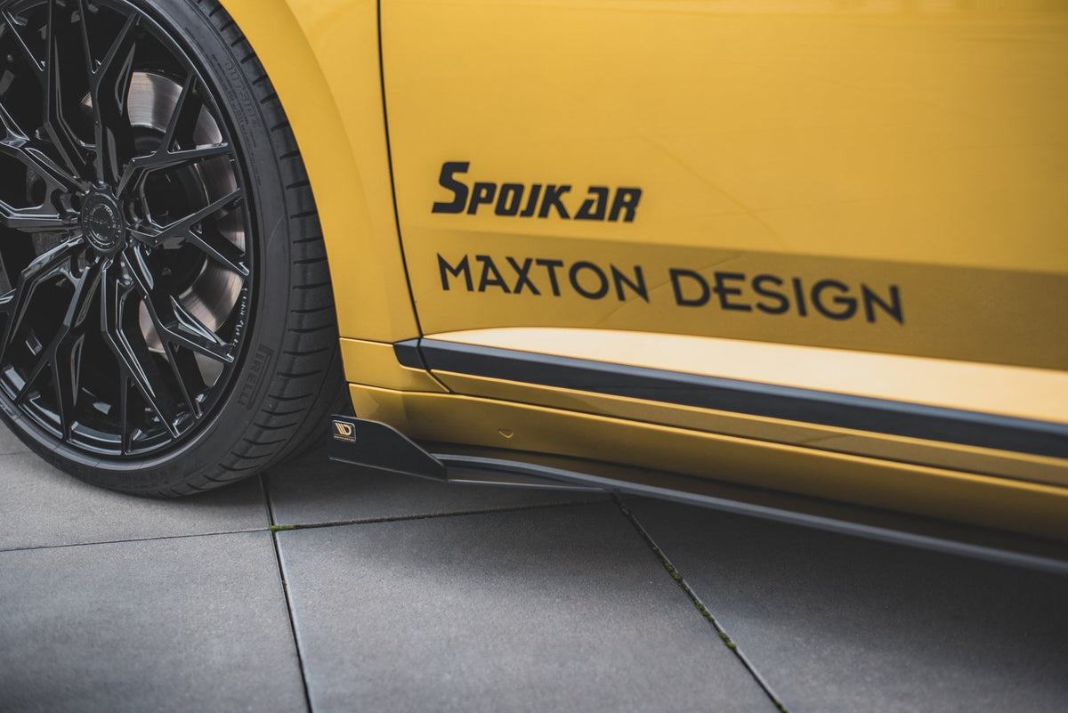 Par med sideflaps for VW Arteon R-Line vist fra skrå vinkel