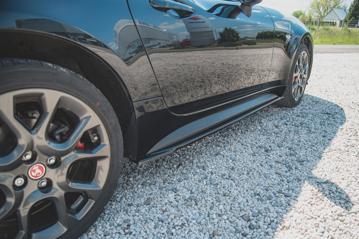 Nærbilde av sideskjørt diffusor i sort finish for Abarth 124 Spider