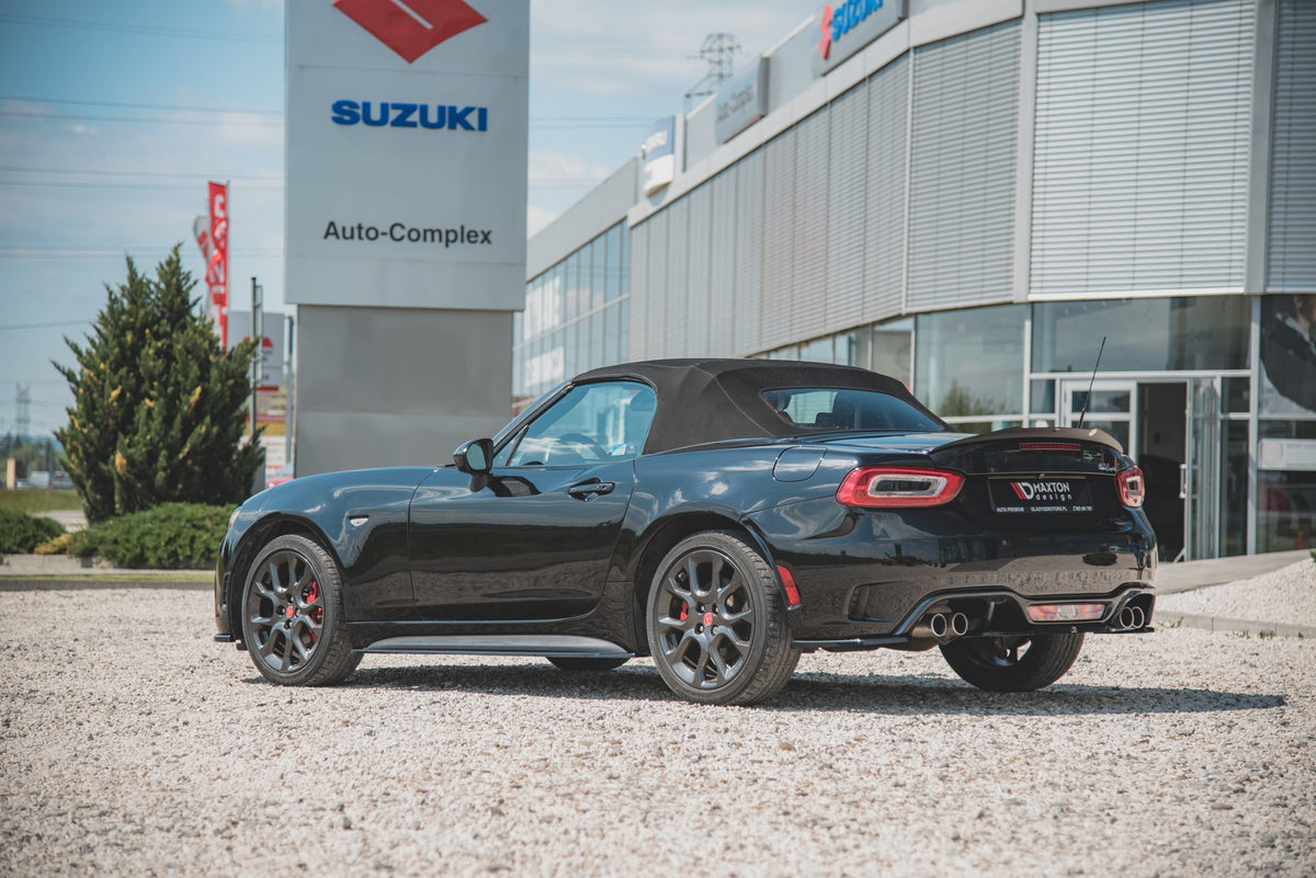 Sideprofil av Abarth 124 Spider med Maxton sideskjørt diffusorer langs terskelen