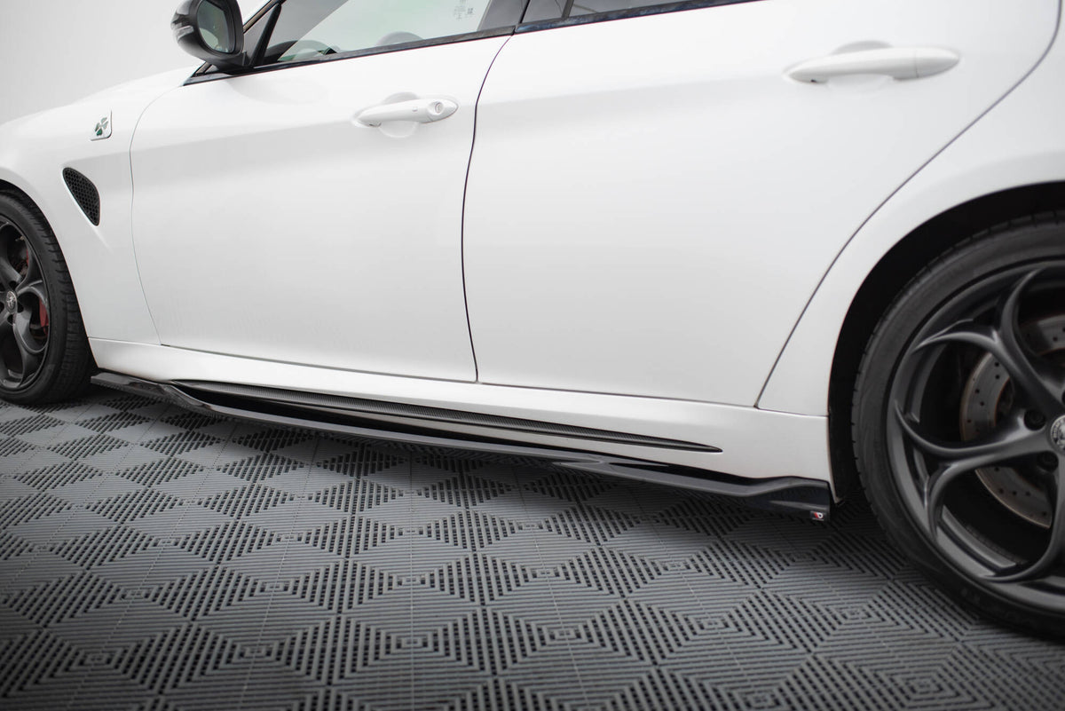 Maxton Design sideskjørt for Alfa Romeo Giulia Quadrifoglio sett skrått forfra