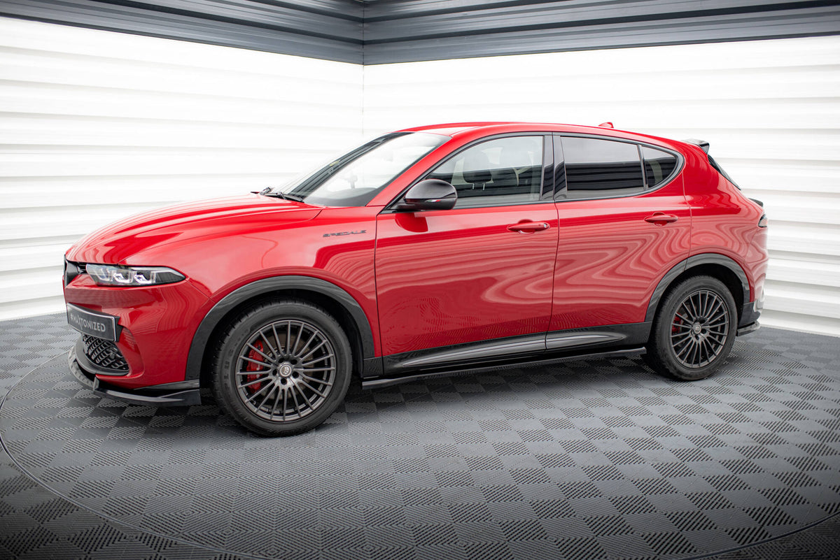 Maxton Design sideskjørt montert på Alfa Romeo Tonale, skrå vinkel fra siden