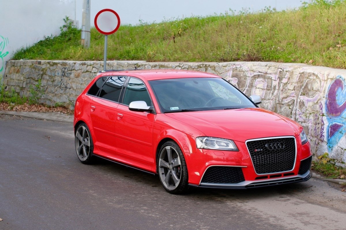 Nærbilde av sideskjørt-diffusor i strukturert svart ABS-plast for Audi S3 8P