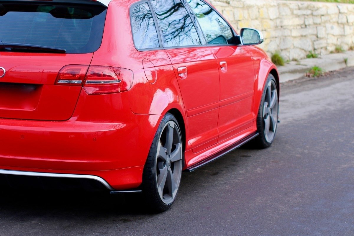 Par med sideskjørt-diffusorer til Audi S3 8P lagt ut side om side