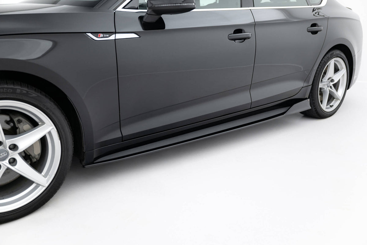 Sideskjørt diffusorer til Audi S5 Sportback F5 lagt ut på sort bakgrunn, sett ovenfra