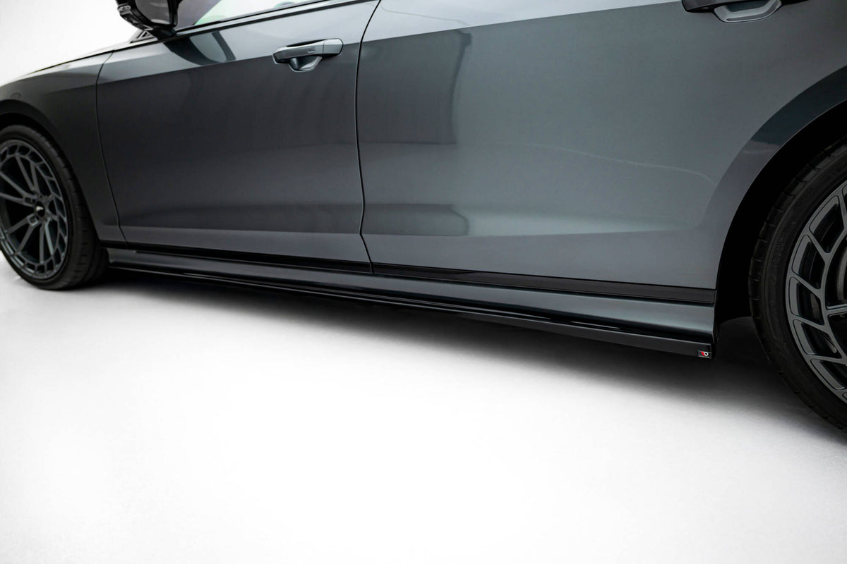Nærbilde av Gloss Black sideskjørt diffuser til Audi S8 D5