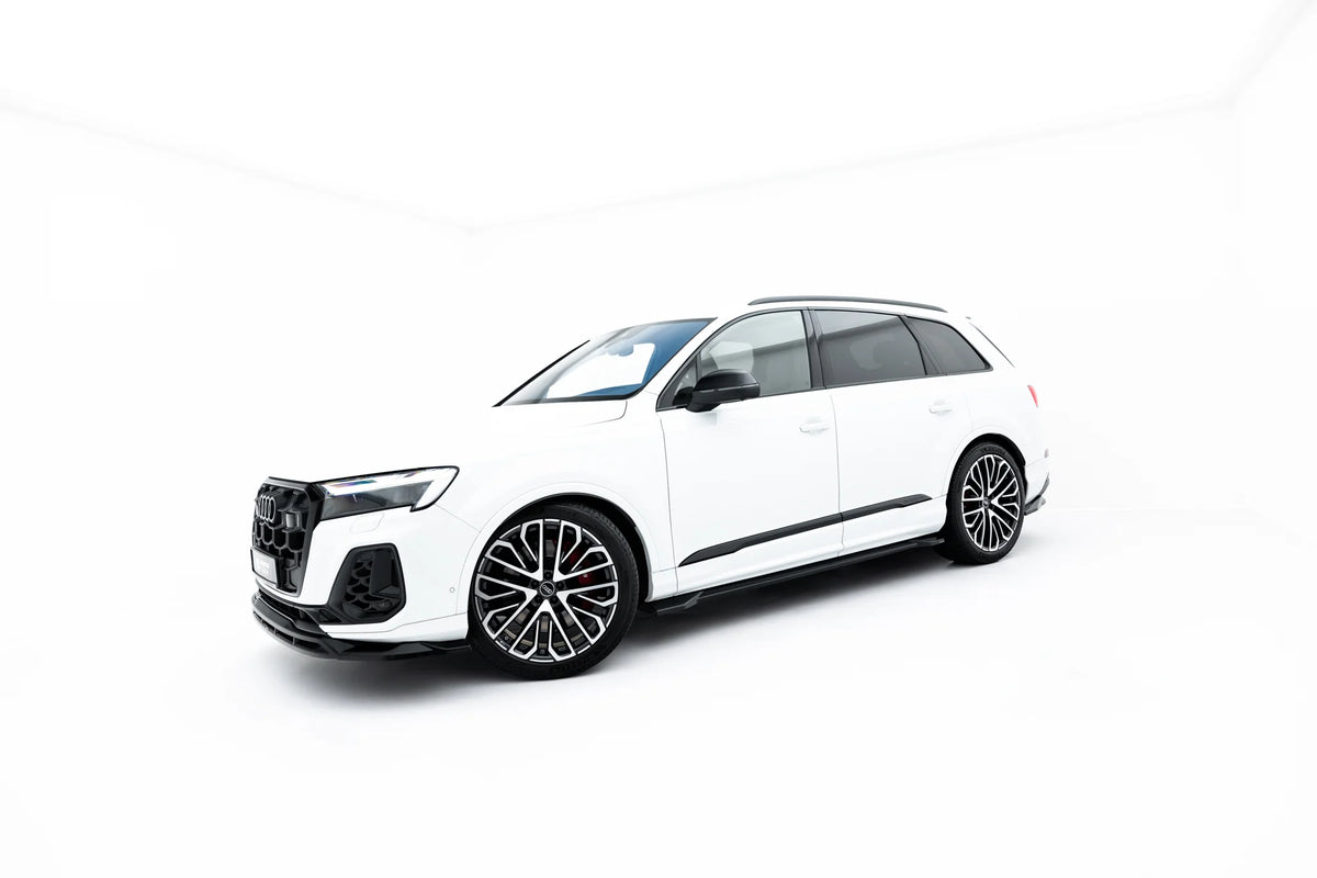Nærbilde av sideskjørt diffuser i blank sort på Audi SQ7