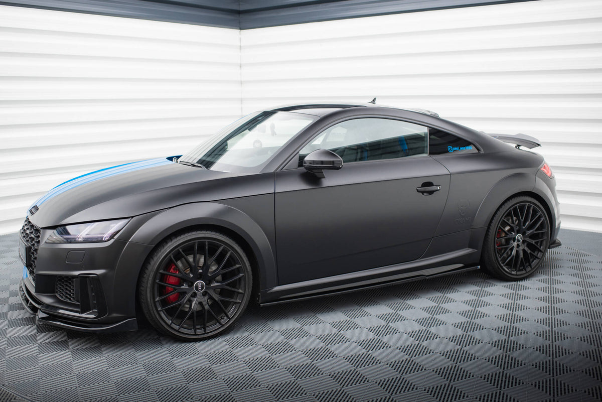 Maxton sideskjørt montert på Audi TT S-Line 8S Facelift, skrå vinkel fra siden