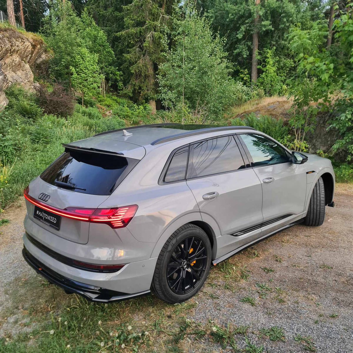 Nærbilde av ABS-plast sideskjørt diffuser for Audi e-Tron S-Line