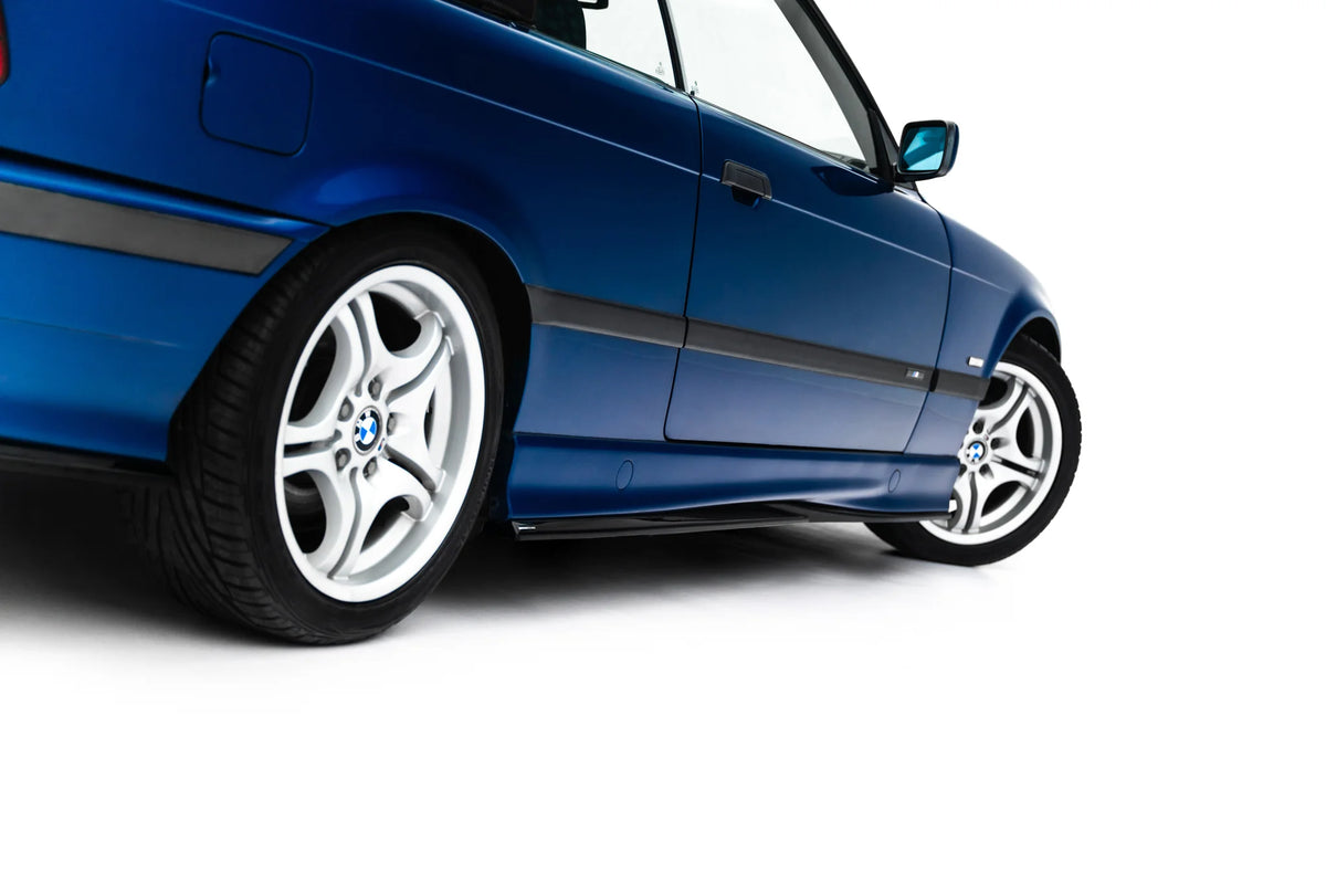 Nærbilde av blank sort finish på sideskjørt til BMW E36