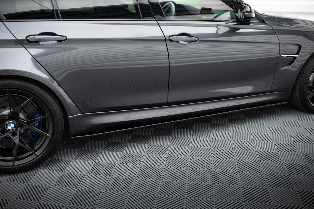 Nærbilde av Maxton Design sideskjørt montert på BMW M3 F80, viser diffuserprofil langs terskelpartiet