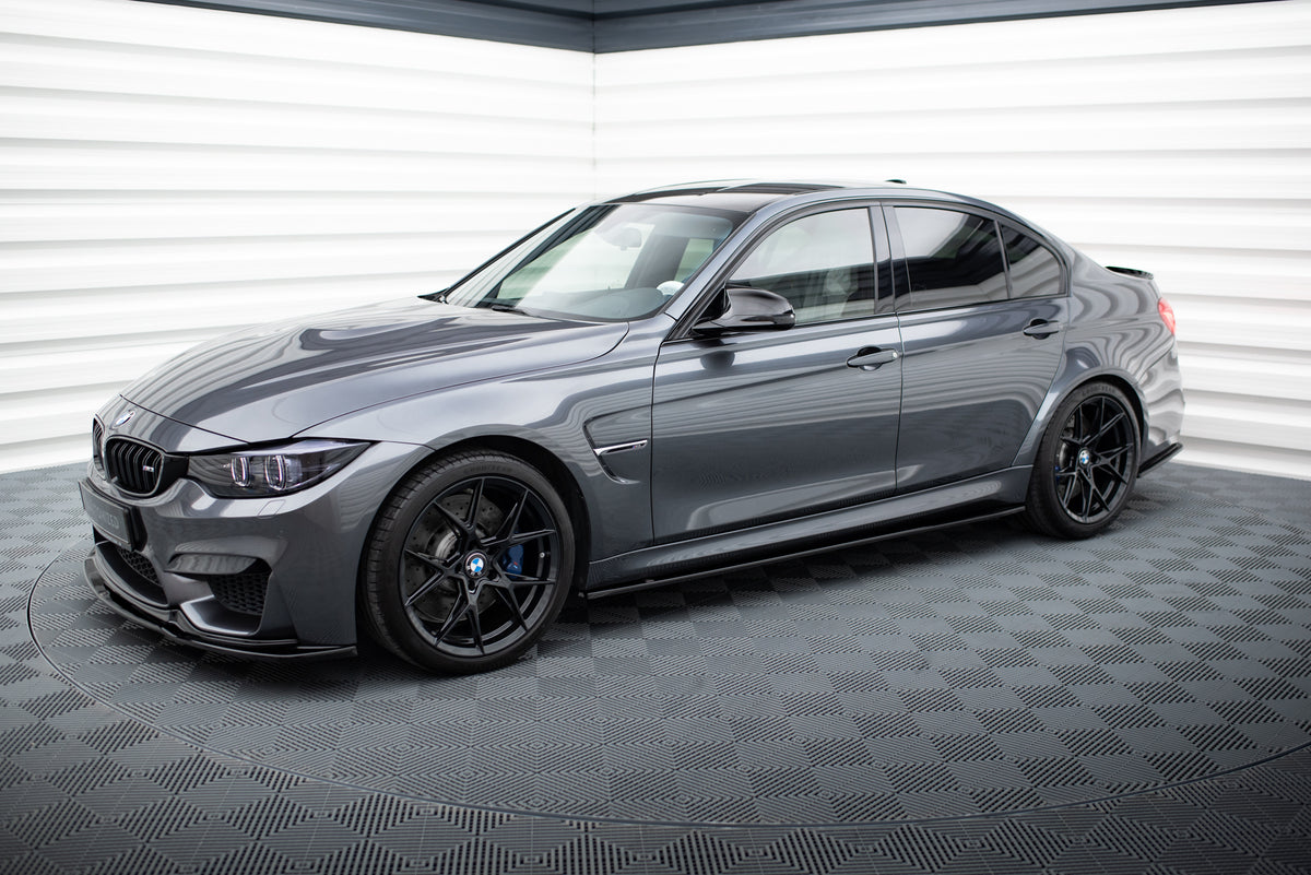 Sideskjørt BMW M3 F80 Maxton Design montert – nærbilde av sort matt diffuser langs terskelpartiet