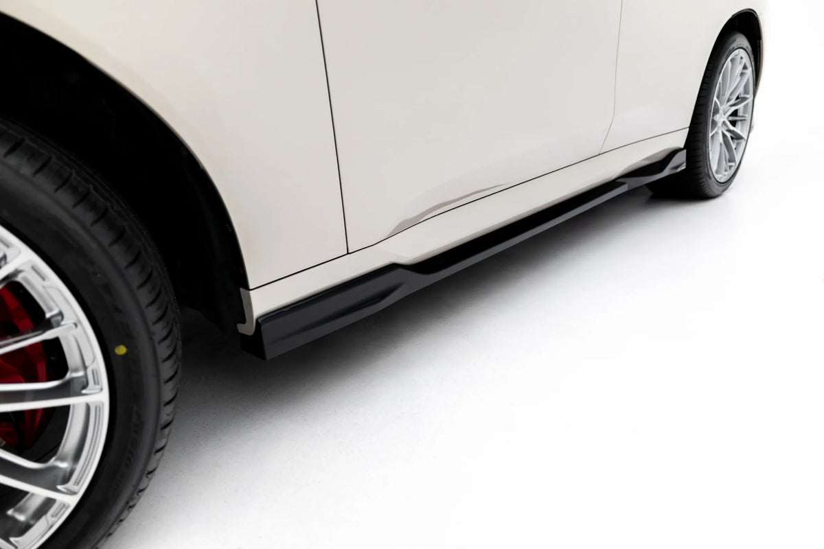 Detalj av blank sort overflate på sideskjørt diffuser til BMW X3 G45