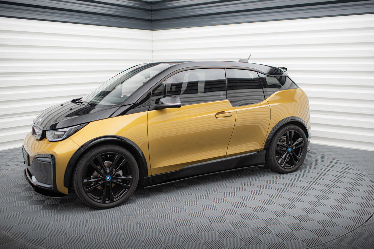 Nærbilde av sideskjørt diffuser til BMW i3 S i Gloss Black