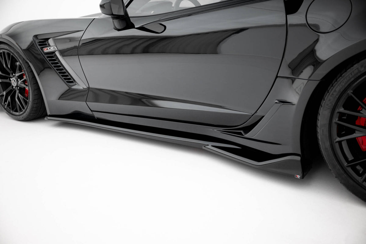 Nærbilde av sideskjørt diffuser for Corvette Z06 C7 i sort finish