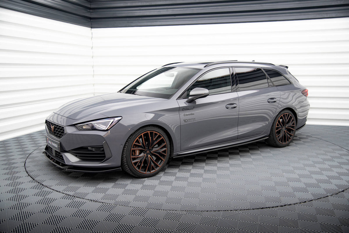 Maxton Design sideskjørt montert på Cupra Leon Aero, skrå vinkel fra siden
