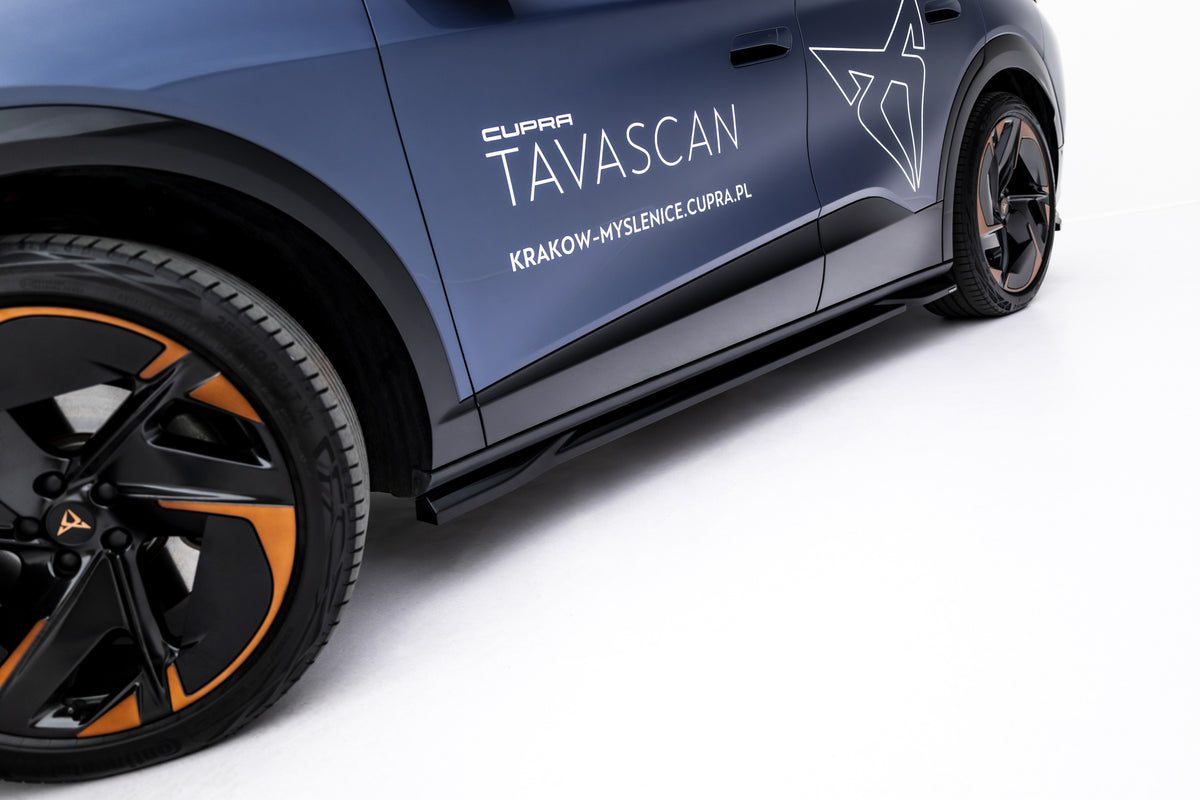 Nærbilde av sideskjørt diffuser i gloss black til Cupra Tavascan Mk1